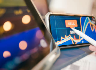 Analyste financier examinant les options Bitcoin, Ethereum et forex sur plusieurs marchés